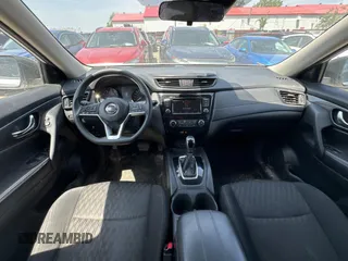 2020 Nissan Rogue SV z VIN 5N1AT2MV3LC757373, wystawiony jako Copart lot #61394125 z przebiegiem 122 837 mil mil oraz Czysty tytuł • Clean title. Historia ofert i sprzedaży dostępna na DreamBid. Obrazek 9.