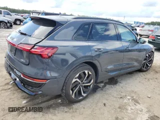 2024 Audi Q8 e-tron Premium Plus z VIN WA15AAGE0RB060883, wystawiony jako Copart lot #69075094 z przebiegiem 1583 mil mil oraz Szkody całkowita. Historia ofert i sprzedaży dostępna na DreamBid. Obrazek 3.