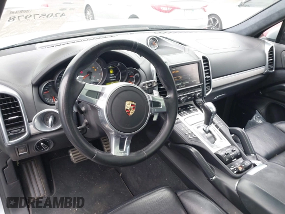 2014 Porsche Cayenne GTS z VIN WP1AD2A29ELA76227, wystawiony jako IAAI lot #42057978 z przebiegiem 92 174 mil mil oraz . Historia ofert i sprzedaży dostępna na DreamBid. Obrazek 20.