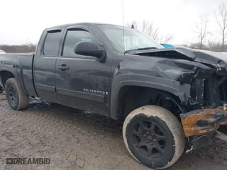 2007 Chevrolet Silverado 1500 LT w/1LT with VIN 1GCEK19J57Z513641, listed as a IAAI auction lot 41121044 with 225,809 mi miles. Bid and sale history available at carsss.com. Image 13.