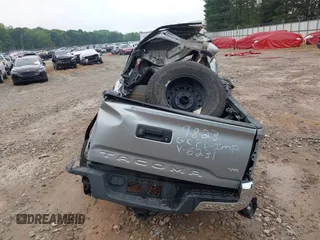 2017 Toyota Tacoma SR5 z VIN 5TFAZ5CN8HX036231, wystawiony jako IAAI lot #37636403 z przebiegiem Nie podano mil oraz . Historia ofert i sprzedaży dostępna na DreamBid. Obrazek 15.