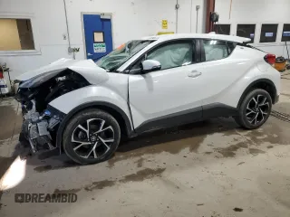2021 Toyota C-HR LE z VIN NMTKHMBX2MR140040, wystawiony jako Copart lot #50598335 z przebiegiem Nie podano mil oraz Szkoda całkowita • Salvage title. Historia ofert i sprzedaży dostępna na DreamBid. Obrazek 1.