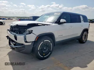 2025 Rivian R1S Adventure z VIN 7PDSGBBA3SN046975, wystawiony jako Copart lot #61790405 z przebiegiem 8 427 mil mil oraz Szkoda całkowita • Salvage title. Historia ofert i sprzedaży dostępna na DreamBid. Obrazek 1.