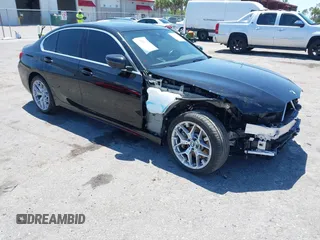 2025 BMW 3 Series 330i z VIN 3MW69CW08S8F16752, wystawiony jako IAAI lot #42023109 z przebiegiem 3 031 mil mil oraz . Historia ofert i sprzedaży dostępna na DreamBid. Obrazek 1.