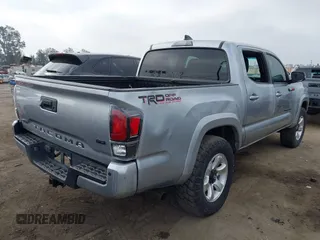 2023 Toyota Tacoma SR z VIN 3TMCZ5AN0PM538974, wystawiony jako IAAI lot #42510020 z przebiegiem 31 281 mil mil oraz . Historia ofert i sprzedaży dostępna na DreamBid. Obrazek 4.
