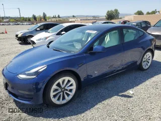 2021 Tesla Model 3 Standard Range Plus z VIN 5YJ3E1EA9MF098555, wystawiony jako Copart lot #52051935 z przebiegiem 36 230 mil mil oraz Szkoda całkowita • Salvage title. Historia ofert i sprzedaży dostępna na DreamBid. Obrazek 1.