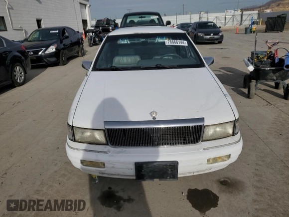 1994 Chrysler LeBaron z VIN 3C3AA563XRT225465, wystawiony jako Copart lot #78666144 z przebiegiem 87 254 mil mil oraz Tytuł czysty. Historia ofert i sprzedaży dostępna na DreamBid. Obrazek 5.
