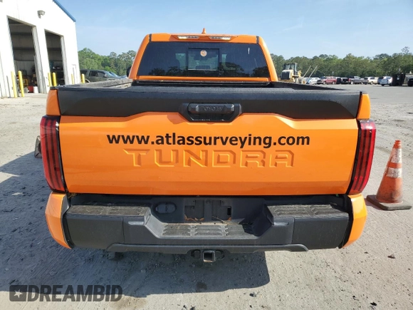 2022 Toyota Tundra SR z VIN 5TFKB5AA4NX008379, wystawiony jako Copart lot #53717915 z przebiegiem 56 199 mil mil oraz Szkoda całkowita • Salvage title. Historia ofert i sprzedaży dostępna na DreamBid. Obrazek 6.
