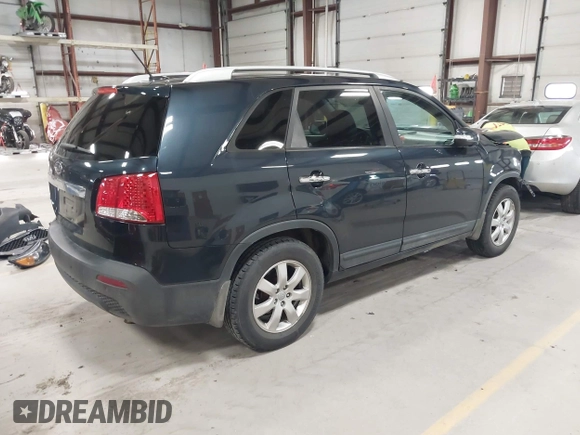 2013 Kia Sorento LX z VIN 5XYKT4A61DG371260, wystawiony jako IAAI lot #42045122 z przebiegiem 120 707 mil mil oraz . Historia ofert i sprzedaży dostępna na DreamBid. Obrazek 4.