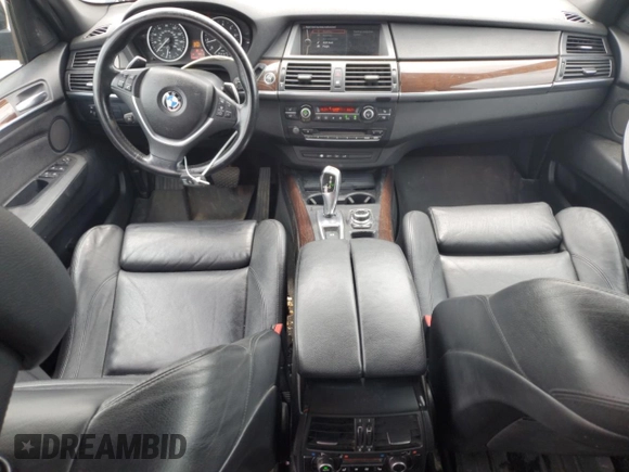 2013 BMW X5 xDrive50i z VIN 5UXZV8C53DL898918, wystawiony jako Copart lot #57604905 z przebiegiem 158 038 mil mil oraz Czysty tytuł • Clean title. Historia ofert i sprzedaży dostępna na DreamBid. Obrazek 8.