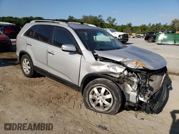 2013 Kia Sorento LX z VIN 5XYKT3A69DG419372, wystawiony jako Copart lot #55088725 z przebiegiem 90 327 mil mil oraz Szkoda całkowita • Salvage title. Historia ofert i sprzedaży dostępna na DreamBid. Obrazek 4.