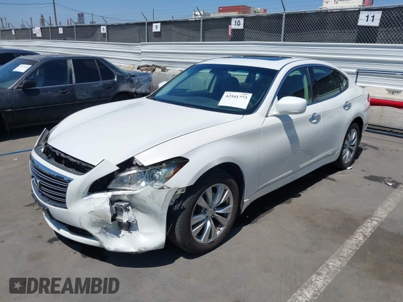 2011 Infiniti M z VIN JN1BY1AR2BM370448, wystawiony jako IAAI lot #42541773 z przebiegiem 133 188 mil mil oraz . Historia ofert i sprzedaży dostępna na DreamBid. Obrazek 2.