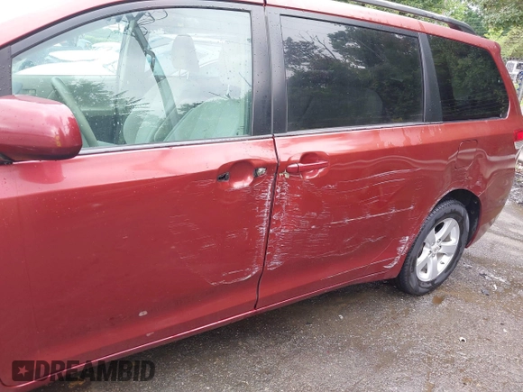 2012 Toyota Sienna z VIN 5TDKA3DC5CS012254, wystawiony jako IAAI lot #42367254 z przebiegiem 183 083 mil mil oraz . Historia ofert i sprzedaży dostępna na DreamBid. Obrazek 6.