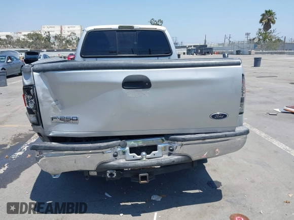 2005 Ford F-250 XL z VIN 1FTSX20555EC81170, wystawiony jako IAAI lot #42603180 z przebiegiem 111 720 mil mil oraz . Historia ofert i sprzedaży dostępna na DreamBid. Obrazek 16.