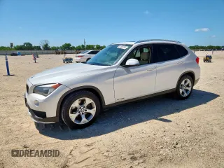 2015 BMW X1 sDrive28i z VIN WBAVM1C50FV316921, wystawiony jako Copart lot #61308135 z przebiegiem 147 645 mil mil oraz Czysty tytuł • Clean title. Historia ofert i sprzedaży dostępna na DreamBid. Obrazek 1.