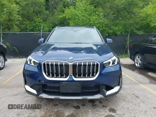 2025 BMW X1 xDrive28i z VIN WBX73EF07S5228273, wystawiony jako IAAI lot #42436863 z przebiegiem 6 845 mil mil oraz . Historia ofert i sprzedaży dostępna na DreamBid. Obrazek 12.