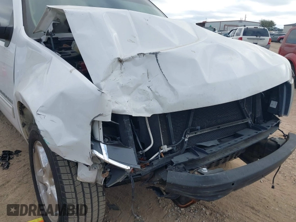 2014 Chevrolet Suburban LT with VIN 1GNSCJE02ER135926, listed as a IAAI auction lot 40675403 with 240,683 mi miles. Bid and sale history available at carsss.com. Image 6.