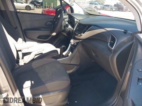 2020 Chevrolet Trax LS z VIN 3GNCJKSB7LL144101, wystawiony jako IAAI lot #38708852 z przebiegiem 44 644 mil mil oraz . Historia ofert i sprzedaży dostępna na DreamBid. Obrazek 5.