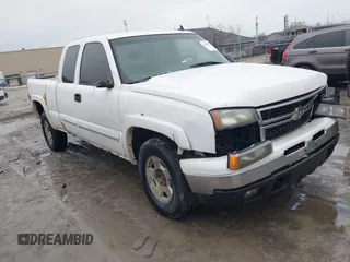 2006 Chevrolet Silverado 1500 LT2 with VIN 2GCEK19B161147287, listed as a IAAI auction lot 41508773 with 202,155 mi miles. Bid and sale history available at carsss.com. Image 1.