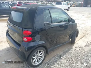 2009 Smart fortwo Passion z VIN WMEEK31X29K288815, wystawiony jako IAAI lot #40953956 z przebiegiem Nie podano mil oraz . Historia ofert i sprzedaży dostępna na DreamBid. Obrazek 4.