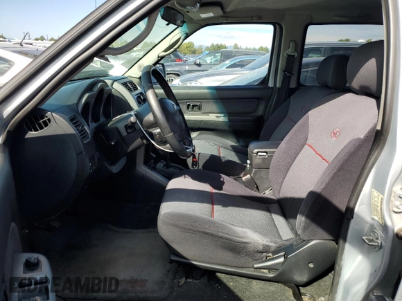 2002 Nissan Frontier SC z VIN 1N6MD29Y12C326737, wystawiony jako Copart lot #63475954 z przebiegiem 199 337 mil mil oraz Czysty tytuł • Clean title. Historia ofert i sprzedaży dostępna na DreamBid. Obrazek 7.