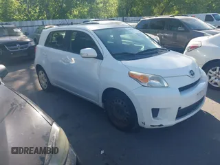 2008 Scion xD z VIN JTKKU104X8J014914, wystawiony jako IAAI lot #42405978 z przebiegiem 177 662 mil mil oraz . Historia ofert i sprzedaży dostępna na DreamBid. Obrazek 1.