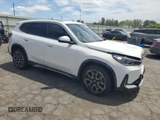 2023 BMW X1 xDrive28i z VIN WBX73EF02P5Y15293, wystawiony jako Copart lot #57629965 z przebiegiem 7 381 mil mil oraz Szkoda całkowita • Salvage title. Historia ofert i sprzedaży dostępna na DreamBid. Obrazek 4.