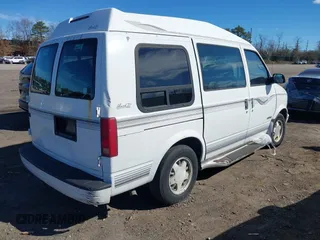 1995 Chevrolet Astro Cargo Van with VIN 1GBDM19W7SB261642, listed as a IAAI auction lot 38993802 with 137,524 mi miles. Bid and sale history available at carsss.com. Image 4.