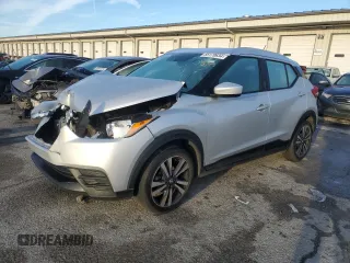 2019 Nissan Kicks SV z VIN 3N1CP5CU2KL550488, wystawiony jako Copart lot #85170634 z przebiegiem Nie podano mil oraz Szkoda całkowita • Salvage title. Historia ofert i sprzedaży dostępna na DreamBid. Obrazek 1.