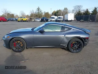 2023 Nissan Z Performance с VIN JN1BZ4BH5PM311048, выставлен на аукционе IAAI как лот 41745564 с пробегом 27 787 миль миль и . История ставок и продаж доступна на DreamBid. Изображение 15.