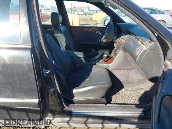1999 Mercedes-Benz E-Class with VIN WDBJH82F2XX027360, listed as a IAAI auction lot 40977518 with 1 mi miles. Bid and sale history available at carsss.com. Image 5.