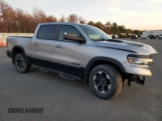 2019 Ram 1500 Rebel z VIN 1C6SRFLT2KN698535, wystawiony jako Copart lot #81854214 z przebiegiem 61 586 mil mil oraz Czysty tytuł • Clean title. Historia ofert i sprzedaży dostępna na DreamBid. Obrazek 4.