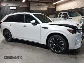 2024 Mazda CX-90 S Premium z VIN JM3KKDHCXR1103272, wystawiony jako IAAI lot #40301969 z przebiegiem 5 235 mil mil oraz . Historia ofert i sprzedaży dostępna na DreamBid. Obrazek 14.