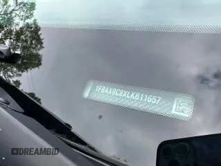 2020 Ford Transit Passenger XL z VIN 1FBAX9C8XLKB11657, wystawiony jako Copart lot #57572315 z przebiegiem 127 139 mil mil oraz Tytuł czysty. Historia ofert i sprzedaży dostępna na DreamBid. Obrazek 11.