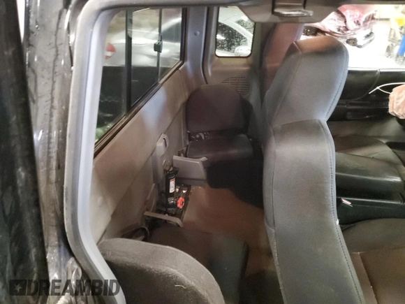 2007 Mazda B-Series Truck z VIN 4F4ZR47E47PM01291, wystawiony jako Copart lot #55456955 z przebiegiem 127 782 mil mil oraz Czysty tytuł • Clean title. Historia ofert i sprzedaży dostępna na DreamBid. Obrazek 10.