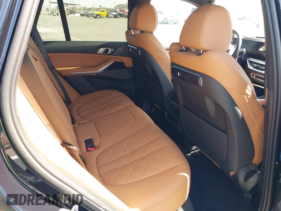 2025 BMW X5 xDrive40i z VIN 5UX23EU04S9X08790, wystawiony jako IAAI lot #42261810 z przebiegiem 7 051 mil mil oraz . Historia ofert i sprzedaży dostępna na DreamBid. Obrazek 8.