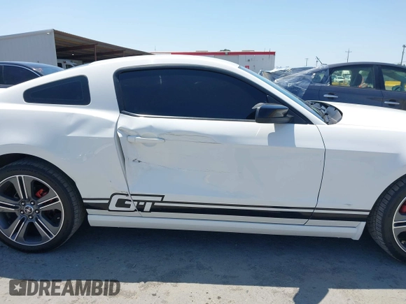 2013 Ford Mustang V6 z VIN 1ZVBP8AM4D5271864, wystawiony jako IAAI lot #42427887 z przebiegiem 149 530 mil mil oraz . Historia ofert i sprzedaży dostępna na DreamBid. Obrazek 13.
