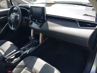 2022 Toyota Corolla Cross XLE z VIN 7MUEAABG1NV020142, wystawiony jako IAAI lot #41925148 z przebiegiem 36 047 mil mil oraz . Historia ofert i sprzedaży dostępna na DreamBid. Obrazek 5.
