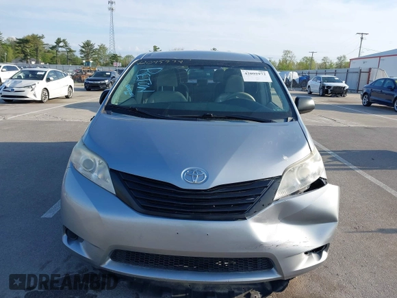 2013 Toyota Sienna L z VIN 5TDZK3DC2DS321418, wystawiony jako IAAI lot #42095972 z przebiegiem 189 688 mil mil oraz . Historia ofert i sprzedaży dostępna na DreamBid. Obrazek 13.