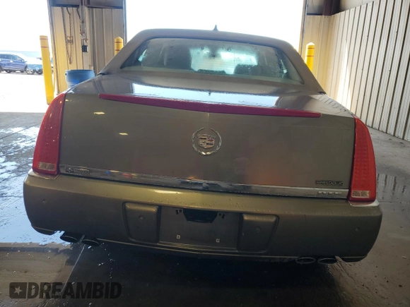 2010 Cadillac DTS 1SC z VIN 1G6KD5EYXAU119017, wystawiony jako Copart lot #56149775 z przebiegiem 113 617 mil mil oraz Szkoda całkowita • Salvage title. Historia ofert i sprzedaży dostępna na DreamBid. Obrazek 6.