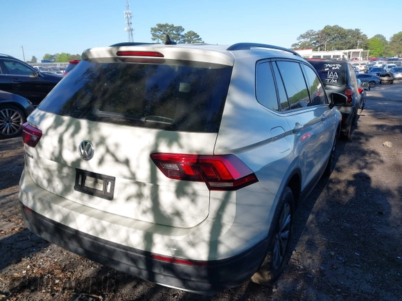 2020 Volkswagen Tiguan S z VIN 3VV1B7AX5LM010741, wystawiony jako IAAI lot #42030616 z przebiegiem 104 533 mil mil oraz . Historia ofert i sprzedaży dostępna na DreamBid. Obrazek 4.