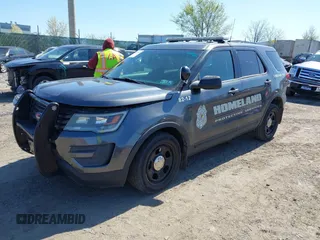 2016 Ford Utility Police Interceptor with VIN 1FM5K8AR2GGA62704, listed as a IAAI auction lot 42005557 with 123,661 mi miles. Bid and sale history available at carsss.com. Image 2.