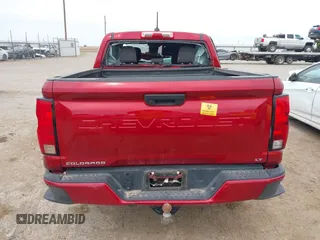 2023 Chevrolet Colorado 2WD LT z VIN 1GCPSCEK7P1269024, wystawiony jako IAAI lot #41788940 z przebiegiem Nie podano mil oraz . Historia ofert i sprzedaży dostępna na DreamBid. Obrazek 17.