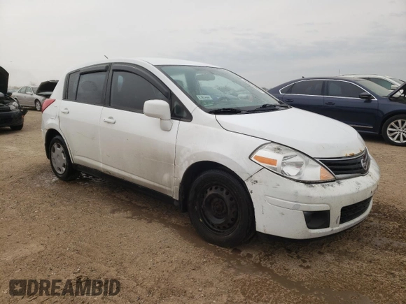 2010 Nissan Versa S z VIN 3N1BC1CP1AL447295, wystawiony jako Copart lot #53544455 z przebiegiem 310 809 mil mil oraz Szkoda całkowita • Salvage title. Historia ofert i sprzedaży dostępna na DreamBid. Obrazek 4.