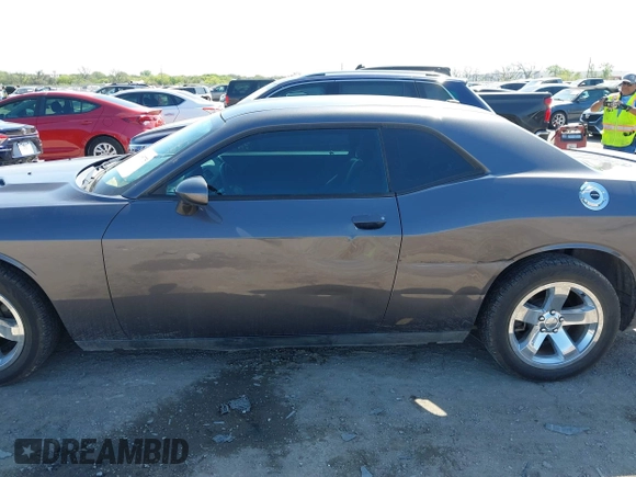 2013 Dodge Challenger SXT z VIN 2C3CDYAG9DH724917, wystawiony jako IAAI lot #41985775 z przebiegiem 123 565 mil mil oraz . Historia ofert i sprzedaży dostępna na DreamBid. Obrazek 14.