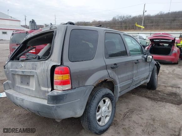 2004 Ford Escape XLT with VIN 1FMCU93104KA88855, listed as a IAAI auction lot 41433173 with 136,355 mi miles. Bid and sale history available at carsss.com. Image 4.
