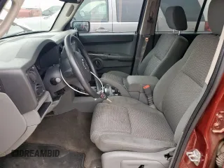 2007 Jeep Commander Sport z VIN 1J8HG48K27C697717, wystawiony jako Copart lot #53550395 z przebiegiem 288 452 mil mil oraz Szkoda całkowita • Salvage title. Historia ofert i sprzedaży dostępna na DreamBid. Obrazek 7.