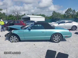 2003 Ford Thunderbird Deluxe z VIN 1FAHP60A33Y110451, wystawiony jako IAAI lot #42133863 z przebiegiem Nie podano mil oraz . Historia ofert i sprzedaży dostępna na DreamBid. Obrazek 15.