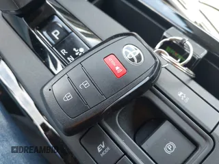 2024 Toyota Prius LE z VIN JTDACAAU3R3041074, wystawiony jako IAAI lot #41962281 z przebiegiem Nie podano mil oraz . Historia ofert i sprzedaży dostępna na DreamBid. Obrazek 11.
