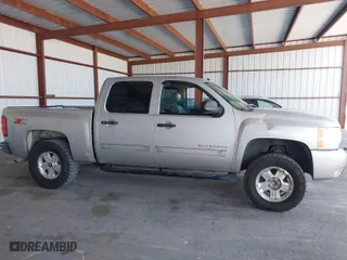 2010 Chevrolet Silverado 1500 LT with VIN 3GCRKSE31AG258718, listed as a IAAI auction lot 42061306 with 220,656 mi miles. Bid and sale history available at carsss.com. Image 13.